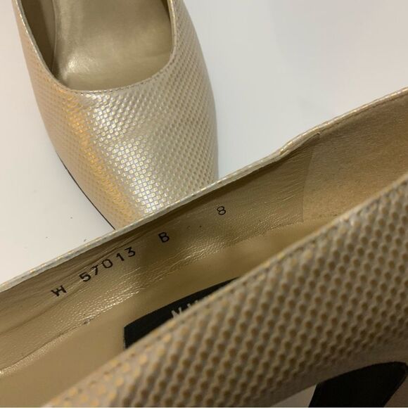 Stuart Weitzman Classic Neutral Pump Heel Fashion Work Shoe 8 - Picture 10 of 10